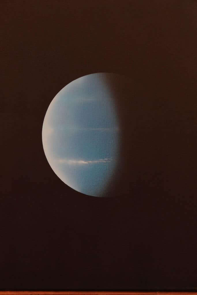 œuvre d'art, astronomie, acrylique sur toile46/61cm, david morel artiste, la planète Neptune sur fond noir